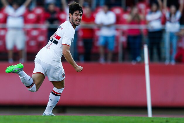 SAO PAULO, BRAZIL - JULY 26: Alexandre Pato of Sao Paulo celebrates their first goal during the match between Sao Paulo and Cruzeiro for the Brazilian Series A 2015 at Morumbi stadium on July 26, 2015 in Sao Paulo, Brazil. (Photo by Alexandre Schneider/Getty Images)