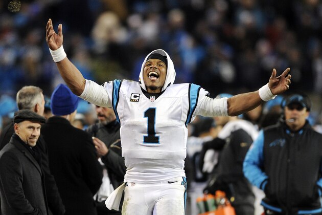 El quarterback de los Panthers de Carolina Cam Newton celebra tras la victoria sobre los Cardinals de Arizona en el partido de campeonato de la Conferencia Nacional de la NFL el domingo, 24 de enero del 2016. (Foto AP/Mike McCarn)
