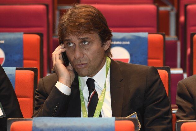 Italy's coach Antonio Conte talks on his mobile phone before the start of the final draw of the UEFA Euro 2016 football tournament in Paris on December 12, 2015.  AFP PHOTO / LIONEL BONAVENTURE / AFP / LIONEL BONAVENTURE        (Photo credit should read LIONEL BONAVENTURE/AFP/Getty Images)