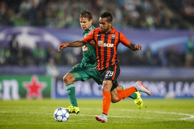 VIENNA, AUSTRIA - AUGUST 19: Louis Schaub of Vienna (L) competes for the ball with Alex Teixeira of Donetsk during the UEFA Champions League: Qualifying Round Play Off First Leg match between SK Rapid Vienna and FC Shakhtar Donetsk on August 19, 2015 in Vienna, Austria. (Photo by Christian Hofer/Getty Images) VIENNA, AUSTRIA - AUGUST 19: Louis Schaub of Vienna (L) competes for the ball with Alex Teixeira of Donetsk during the UEFA Champions League: Qualifying Round Play Off First Leg match between SK Rapid Vienna and FC Shakhtar Donetsk on August 19, 2015 in Vienna, Austria. (Photo by Christian Hofer/Getty Images)
