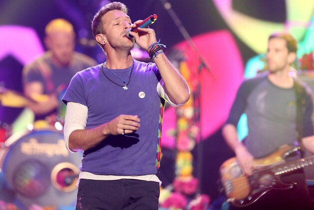 Chris Martin of Coldplay performs at the American Music Awards at the Microsoft Theater on Sunday, Nov. 22, 2015, in Los Angeles. (Photo by Matt Sayles/Invision/AP)