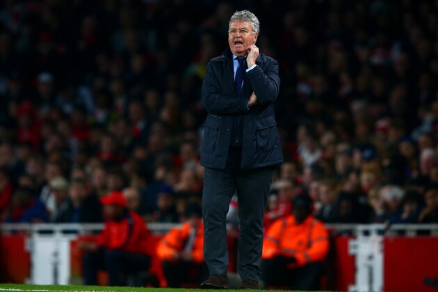 LONDON, ENGLAND - JANUARY 24:  Guus Hiddink, manager of Chelsea issues instructions to his players during the Barclays Premier League match between Arsenal and Chelsea at Emirates Stadium on January 24, 2016 in London, England.  (Photo by Clive Mason/Getty Images)
