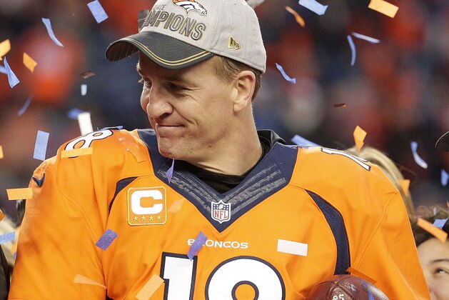 Peyton Manning, quarterback de los Broncos de Denver, sostiene el trofeo de campeones de la Conferencia Nacional conseguido por su equipo el domingo 24 de enero de 2016, tras vencer a los Patriots de Nueva Inglaterra (AP Foto/Charlie Riedel)