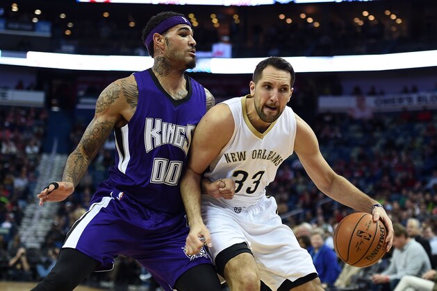 NEW ORLEANS, LA - JANUARY 28:  Ryan Anderson #33 of the New Orleans Pelicans works against Willie Cauley-Stein #00 of the Sacramento Kings during the first half of a game at the Smoothie King Center on January 28, 2016 in New Orleans, Louisiana. NOTE TO USER: User expressly acknowledges and agrees that, by downloading and or using this photograph, User is consenting to the terms and conditions of the Getty Images License Agreement.  (Photo by Stacy Revere/Getty Images)