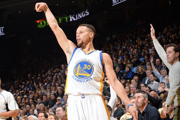 OAKLAND, CA - JANUARY 27:  Stephen Curry #30 of the Golden State Warriors shoots the ball against the Dallas Mavericks on January 27, 2016 at ORACLE Arena in Oakland, California. NOTE TO USER: User expressly acknowledges and agrees that, by downloading and or using this photograph, user is consenting to the terms and conditions of Getty Images License Agreement. Mandatory Copyright Notice: Copyright 2016 NBAE (Photo by Noah Graham/NBAE via Getty Images)