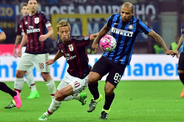 AC Milan's Japanese midfielder Keisuke Honda (L) challenges Inter Milan's Brazilian midfielder Felipe Melo during the Serie A football match between Inter Milan and AC Milan at San Siro Stadium in Milan on September 13, 2015 . AFP PHOTO / GIUSEPPE CACACE        (Photo credit should read GIUSEPPE CACACE/AFP/Getty Images)