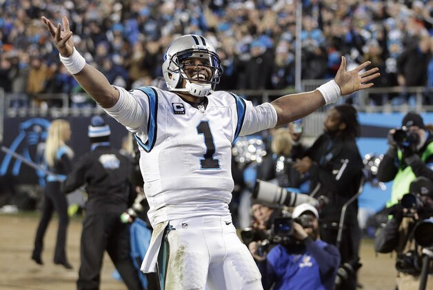 Cam Newton, quarterback de los Panthers de Carolina, celebra un touchdown durante la final de la Conferencia Nacional, frente a los Cardinals de Arizona (AP Foto/Chuck Burton)