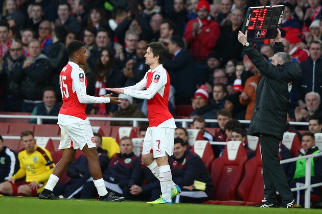 LONDON, ENGLAND - JANUARY 30: Tomas Rosicky (C) of Arsenal replaces Alex Oxlade-Chamberlain (L) of Arsenal during the Emirates FA Cup Fourth Round match between Arsenal and Burnley at Emirates Stadium on January 30, 2016 in London, England.  (Photo by Paul Gilham/Getty Images)