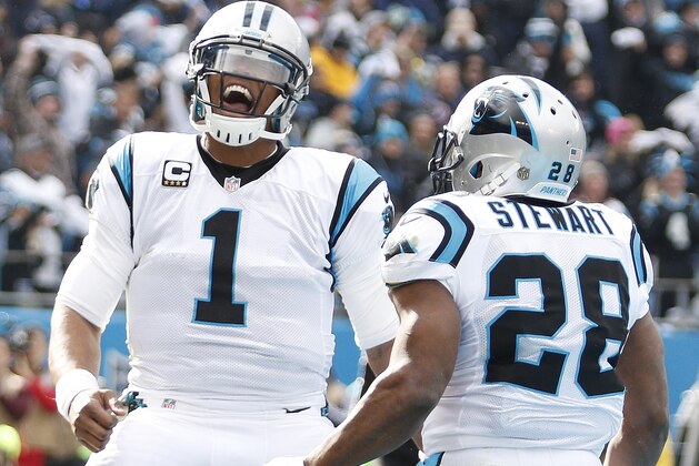 El running back Jonathan Stewart (28) de los Panthers de Carolina celebra con quarterback Cam Newton (1) tras anotar un touchdown contra los Seahawks de Seattle en los playoffs de la NFL el domingo 17 de enero de 2016. (AP Foto/Bob Leverone)