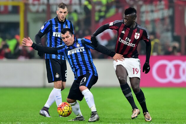 AC Milan's forward from France Mbaye Niang (R) fights for the ball with Inter Milan's midfielder from Chile Gary Medel (C) during the Italian Serie A football match between AC Milan and Inter Milan at San Siro Stadium in Milan on January 31, 2016.  / AFP / GIUSEPPE CACACE        (Photo credit should read GIUSEPPE CACACE/AFP/Getty Images)