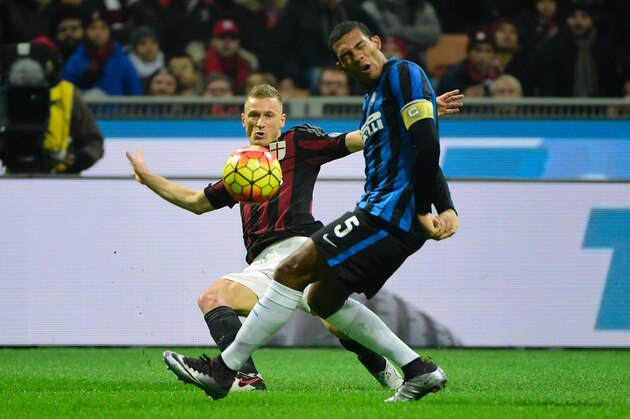 AC Milan's Italian defender Ignazio Abate (L) vies for the ball with Inter Milan's Brazilian defender Juan Jesus during the Italian Serie A football match between AC Milan and Inter Milan at San Siro Stadium stadium in Milan on January 31, 2016. / AFP / OLIVIER MORIN        (Photo credit should read OLIVIER MORIN/AFP/Getty Images)