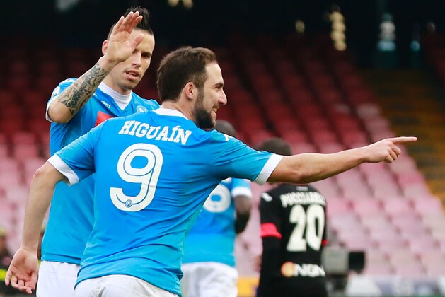 Napoli's Argentinian-French forward Gonzalo Higuain celebrates after scoring with teammate Napoli's Slovak forward Marek Hamsik during the Italian Serie A football match SSC Napoli vs Empoli FC on January 31, 2016 at the San Paolo stadium in Naples. / AFP / CARLO HERMANN        (Photo credit should read CARLO HERMANN/AFP/Getty Images)