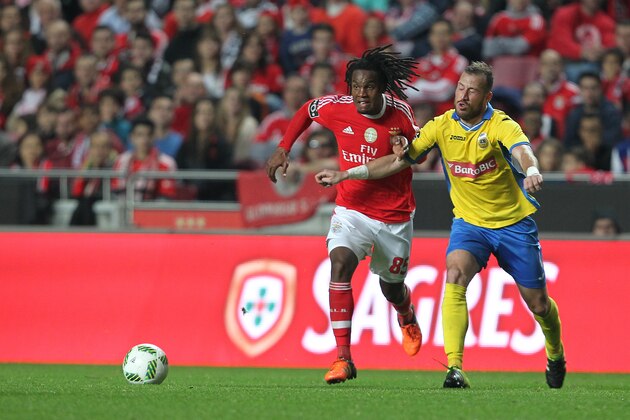 LISBON, PORTUGAL - JANUARY 23: Benfica's midfielder Renato Sanches vies with Arouca«s Defender Jose Velasquez during the match between SL Benfica and FC Arouca at Estadio da Luz on January 23, 2016 in Lisbon, Portugal.  (Photo by Carlos Rodrigues/Getty Images)