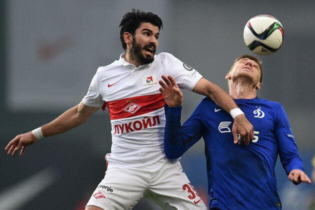 KHIMKI, RUSSIA - OCTOBER 25: Pavel Pogrebnyak (R) of FC Dinamo Moscow challenged by Serdar Tasci of FC Spartak Moscow during the Russian Premier League match between FC Dinamo Moscow and FC Spartak Moscow at the Arena Khimki Stadium on October 25, 2015 in Khimki, Russia. (Photo by Epsilon/Getty Images)