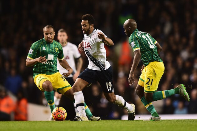 LONDON, ENGLAND - DECEMBER 26: Mousa Dembele of Tottenham Hotspur takes on Vadis Odjidja Ofoe and Youssouf Mulumbu of Norwich City during the Barclays Premier League match between Tottenham Hotspur and Norwich City at White Hart Lane on December 26, 2015 in London, England.  (Photo by Alex Broadway/Getty Images)