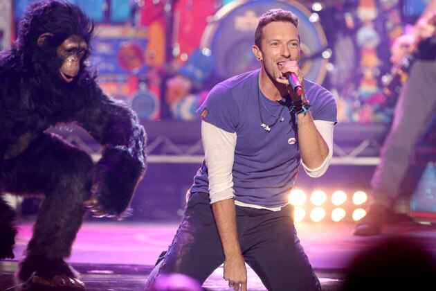 Chris Martin of Coldplay performs at the American Music Awards at the Microsoft Theater on Sunday, Nov. 22, 2015, in Los Angeles. (Photo by Matt Sayles/Invision/AP)