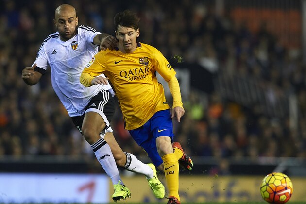 VALENCIA, SPAIN - DECEMBER 05:  Aymen Abdennour ( L) of Valencia battle for the ball with Lionel Messi of Barcelona during the La Liga match between Valencia CF and FC Barcelona at Estadi de Mestalla on December 05, 2015 in Valencia, Spain.  (Photo by Manuel Queimadelos Alonso/Getty Images)