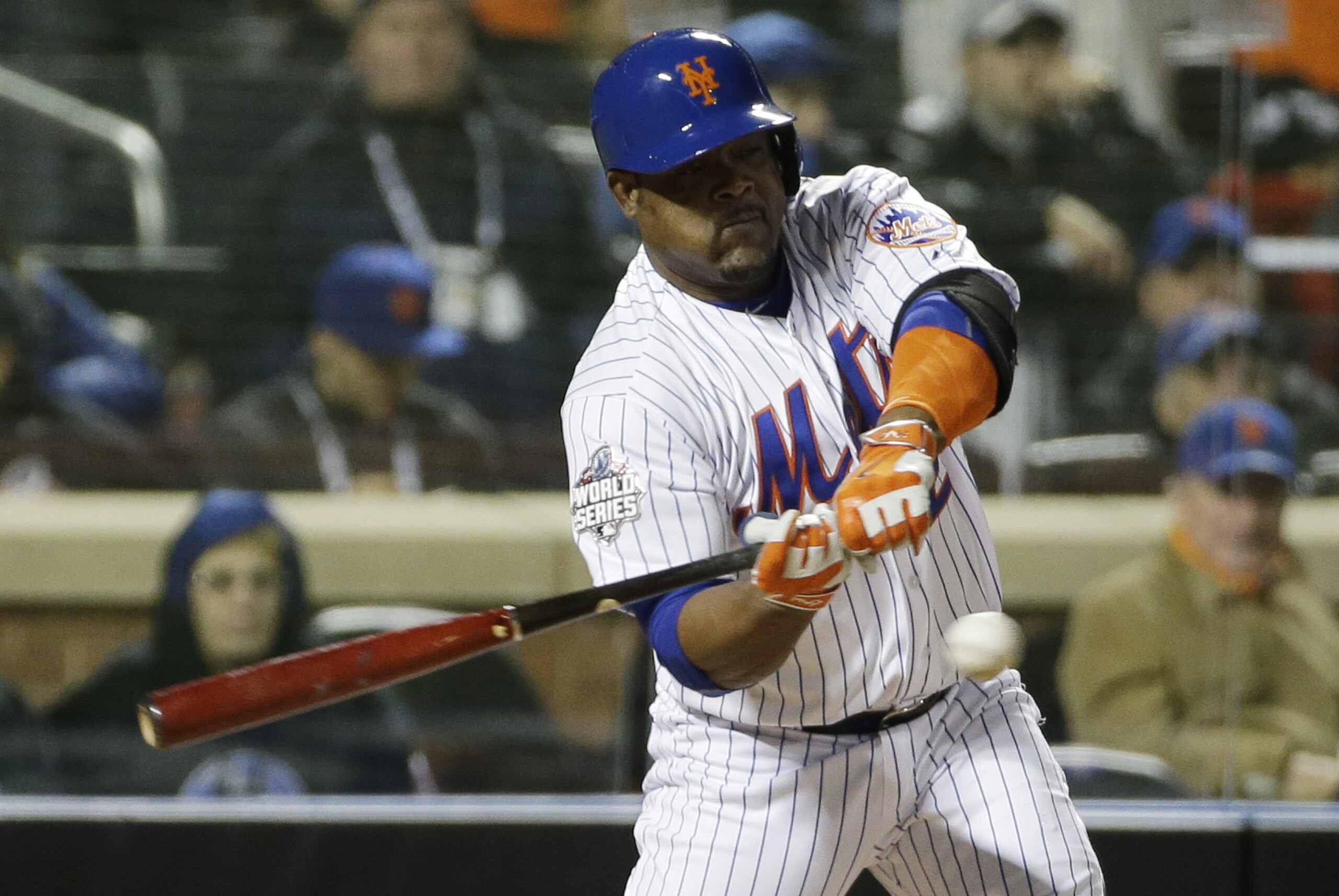 New York Mets' Juan Uribe hits an RBI single during the sixth inning of Game 3 of the Major League Baseball World Series against the Kansas City Royals Friday, Oct. 30, 2015, in New York. (AP Photo/David J. Phillip)
