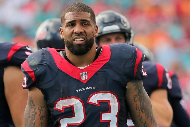 MIAMI GARDENS, FL - OCTOBER 25:  Arian Foster #23 of the Houston Texans looks on during a game against the Miami Dolphins at Sun Life Stadium on October 25, 2015 in Miami Gardens, Florida.  (Photo by Mike Ehrmann/Getty Images)