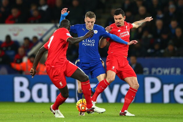 LEICESTER, ENGLAND - FEBRUARY 02: Jamie Vardy (C) of Leicester City controls the ball against Dejan Lovren (R) and Mamadou Sakho (L) of Liverpool during the Barclays Premier League match between Leicester City and Liverpool at The King Power Stadium on February 2, 2016 in Leicester, England.  (Photo by Matthew Lewis/Getty Images)