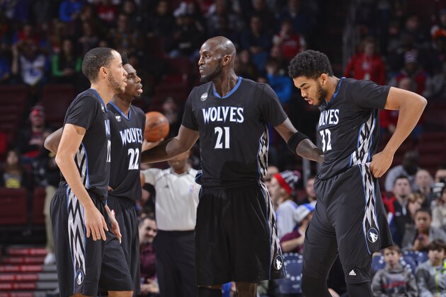 PHILADELPHIA - JANUARY 04:  Tayshaun Prince #12, Andrew Wiggins #22, Kevin Garnett #21 and Karl-Anthony Towns #32 of the Minnesota Timberwolves huddle up during the game against the Philadelphia 76ers at the Wells Fargo Center on January 4, 2016 in Philadelphia, Pennsylvania. NOTE TO USER: User expressly acknowledges and agrees that, by downloading and or using this photograph, User is consenting to the terms and conditions of the Getty Images License Agreement. Mandatory Copyright Notice: Copyright 2016 NBAE  (Photo by David Dow/NBAE via Getty Images)