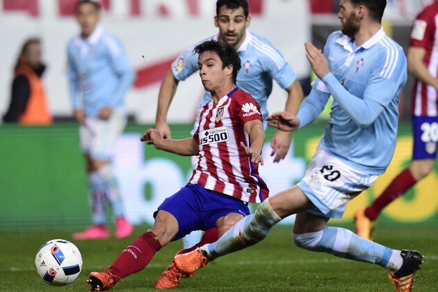 Atletico Madrid's midfielder Oliver Torres (L) vies with Celta Vigo's defender Sergi Gomez during the Spanish Copa del Rey (King's Cup) quarterfinal second leg football match Club Atletico de Madrid vs RC Celta de Vigo at the Vicente Calderon stadium in Madrid on January 27, 2016.   AFP PHOTO/ JAVIER SORIANO / AFP / JAVIER SORIANO        (Photo credit should read JAVIER SORIANO/AFP/Getty Images)