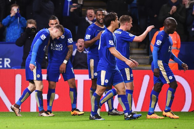LEICESTER, ENGLAND - FEBRUARY 02: Jamie Vardy (1st L) of Leicester City celebrates scoring his team's first goal with his team mates during the Barclays Premier League match between Leicester City and Liverpool at The King Power Stadium on February 2, 2016 in Leicester, England.  (Photo by Michael Regan/Getty Images)
