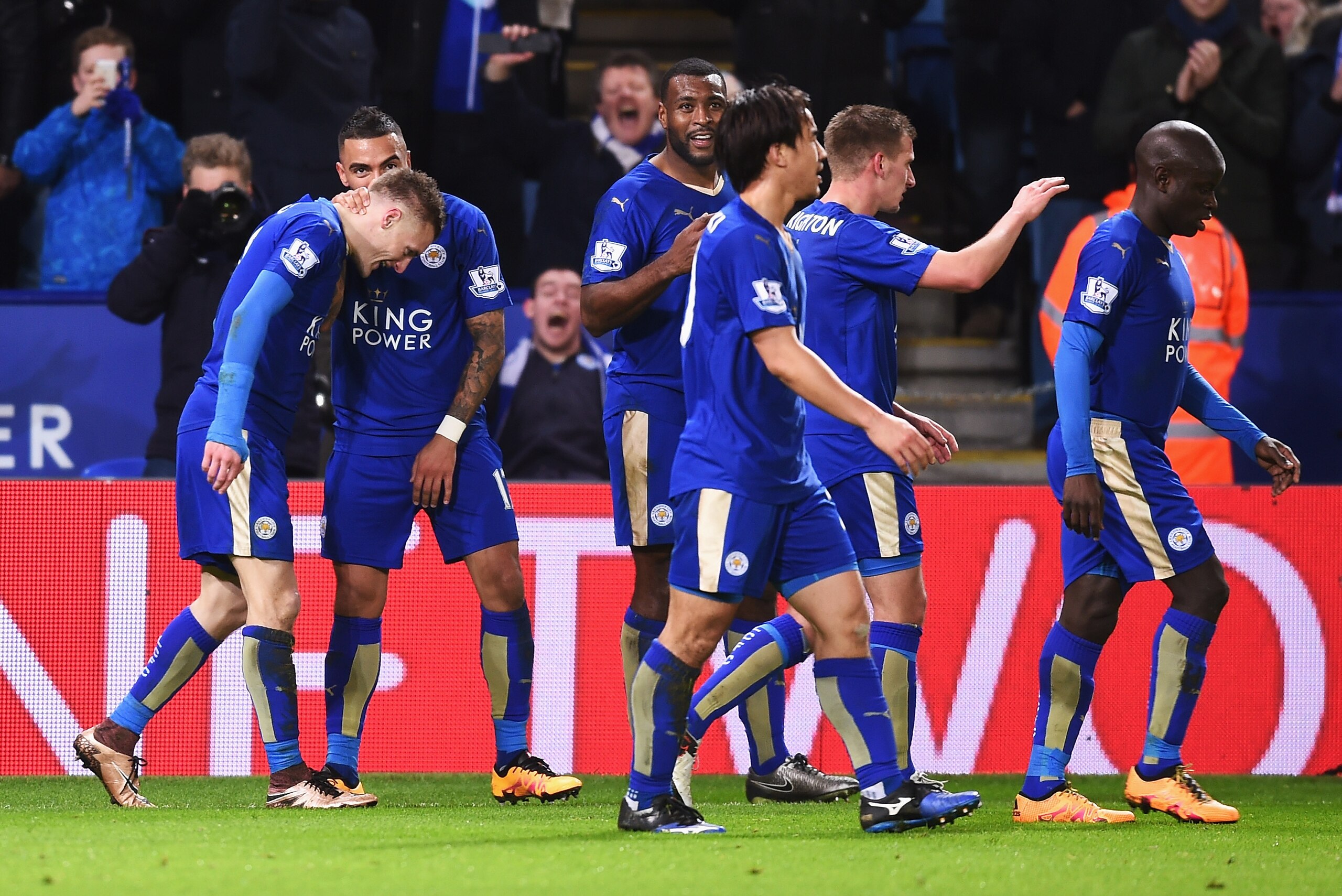 LEICESTER, ENGLAND - FEBRUARY 02: Jamie Vardy (1st L) of Leicester City celebrates scoring his team's first goal with his team mates during the Barclays Premier League match between Leicester City and Liverpool at The King Power Stadium on February 2, 2016 in Leicester, England.  (Photo by Michael Regan/Getty Images)