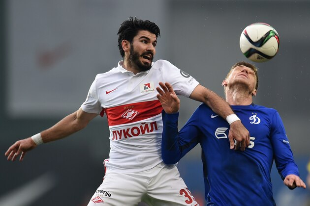 KHIMKI, RUSSIA - OCTOBER 25: Pavel Pogrebnyak (R) of FC Dinamo Moscow challenged by Serdar Tasci of FC Spartak Moscow during the Russian Premier League match between FC Dinamo Moscow and FC Spartak Moscow at the Arena Khimki Stadium on October 25, 2015 in Khimki, Russia. (Photo by Epsilon/Getty Images)