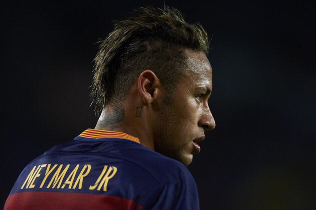 BARCELONA, SPAIN - FEBRUARY 03:  Neymar JR of Barcelona looks on during the Copa del Rey Semi Final, first leg match between FC Barcelona and Valencia CF at Nou Camp on February 03, 2016 in Barcelona, Spain.  (Photo by Manuel Queimadelos Alonso/Getty Images)