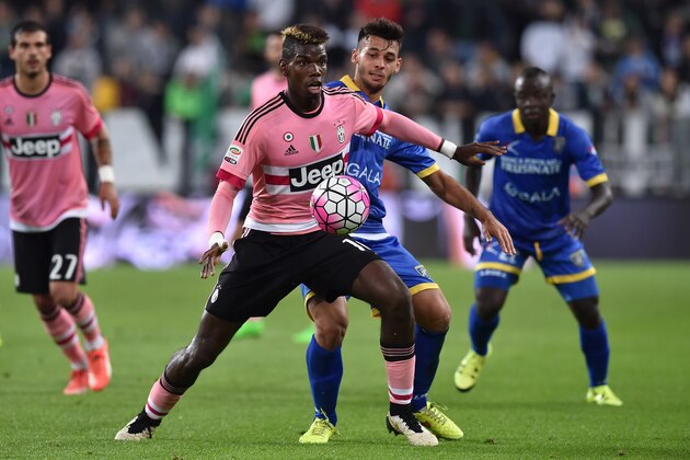 TURIN, ITALY - SEPTEMBER 23:  Paul Pogba (L) of Juventus FC is challenged by Mirko Gori of Frosinone Calcio during the Serie A match between Juventus FC and Frosinone Calcio at Juventus Arena on September 23, 2015 in Turin, Italy.  (Photo by Valerio Pennicino/Getty Images)