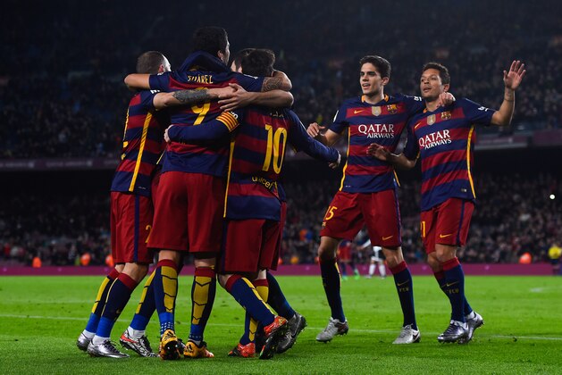 BARCELONA, SPAIN - FEBRUARY 03:  Luis Suarez (2ndL) of FC Barcelona celebrates with his teammates after scoring his team's sixth goal during the Copa del Rey Semi Final first leg match between FC Barcelona and Valencia at Nou Camp on February 3, 2016 in Barcelona, Spain.  (Photo by David Ramos/Getty Images)