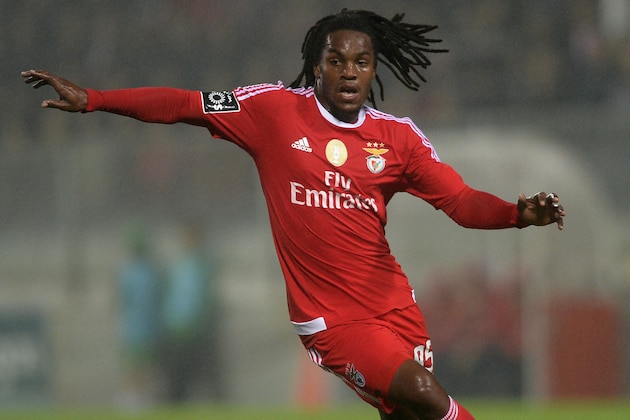 Benfica's forward Renato Sanches controls the ball during the Portuguese league football match Moreirense FC vs SL Benfica at the Comendador Joaquim de Almeida Freitas stadium in Moreira de Conegos on January 31, 2016. Benfica won the match 5-1.    AFP PHOTO/ MIGUEL RIOPA / AFP / MIGUEL RIOPA        (Photo credit should read MIGUEL RIOPA/AFP/Getty Images)