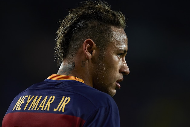 BARCELONA, SPAIN - FEBRUARY 03:  Neymar JR of Barcelona looks on during the Copa del Rey Semi Final, first leg match between FC Barcelona and Valencia CF at Nou Camp on February 03, 2016 in Barcelona, Spain.  (Photo by Manuel Queimadelos Alonso/Getty Images)