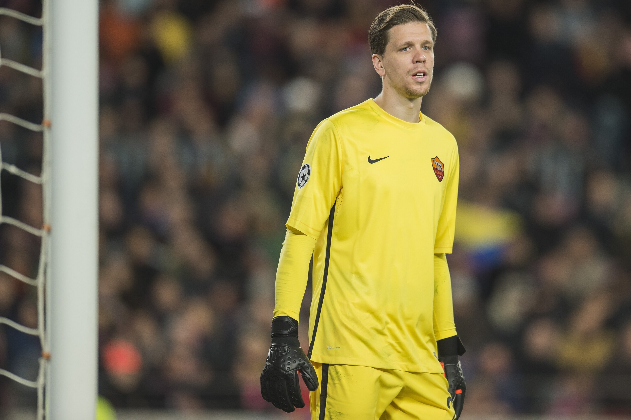 goalkeeper Wojciech Szczesny of AS Roma during the Champions League match between FC Barcelona and AS Roma on November 24, 2015 at the Camp Nou stadium in Barcelona, Spain.(Photo by VI Images via Getty Images) goalkeeper Wojciech Szczesny of AS Roma during the Champions League match between FC Barcelona and AS Roma on November 24, 2015 at the Camp Nou stadium in Barcelona, Spain.(Photo by VI Images via Getty Images)