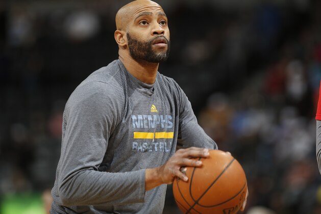 Memphis Grizzlies guard Vince Carter (15) in the first half of an NBA basketball game Thursday, Jan. 21, 2016, in Denver (AP Photo/David Zalubowski)