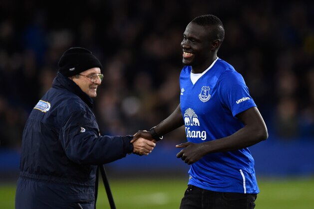 LIVERPOOL, ENGLAND - FEBRUARY 03:  New Everton signing Oumar Niasse shakes hands with a member of groundstaff prior to kickoff during the Barclays Premier League match between Everton and Newcastle United at Goodison Park on February 3, 2016 in Liverpool, England.  (Photo by Stu Forster/Getty Images)
