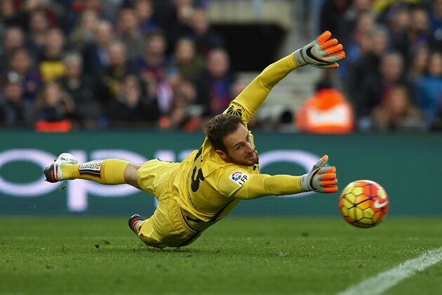 BARCELONA, SPAIN - JANUARY 30:  Jan Oblak of Atletico de Madrid in action during the La Liga match between FC Barcelona and Atletico de Madrid at Camp Nou on January 30, 2016 in Barcelona, Spain.  (Photo by Manuel Queimadelos Alonso/Getty Images)