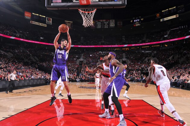 PORTLAND, OR - JANUARY 26:  Omri Casspi #18 of the Sacramento Kings grabs the rebound against the Portland Trail Blazers on January 26, 2016 at the Moda Center in Portland, Oregon. NOTE TO USER: User expressly acknowledges and agrees that, by downloading and or using this Photograph, user is consenting to the terms and conditions of the Getty Images License Agreement. Mandatory Copyright Notice: Copyright 2016 NBAE (Photo by Sam Forencich/NBAE via Getty Images)