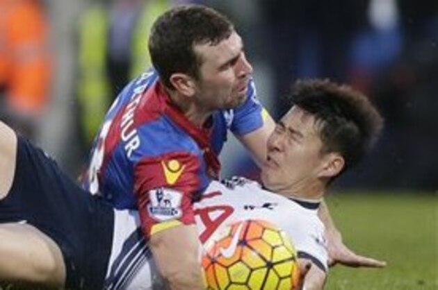 Crystal Palace’s James McArthur, falls onto and fouls Tottenham Hotspur’s Son Heung-min during the English Premier League soccer match between Crystal Palace and Tottenham Hotspur at Selhurst Park in London, Saturday Jan. 23, 2016. McAthur was show a yellow cars for the foul. (AP Photo/Tim Ireland)