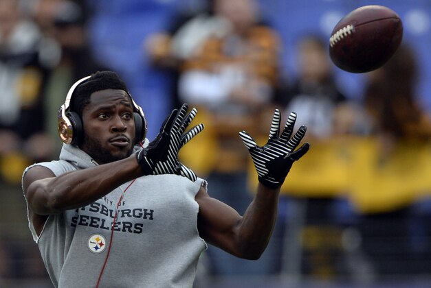 Dec 27, 2015; Baltimore, MD, USA; Pittsburgh Steelers wide receiver Antonio Brown (84) catches a pass prior to the game against the Baltimore Ravens at M&T Bank Stadium. Mandatory Credit: Tommy Gilligan-USA TODAY Sports