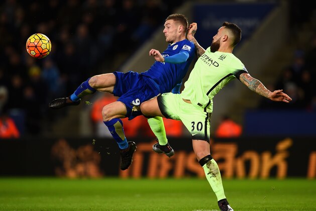 LEICESTER, ENGLAND - DECEMBER 29:  Jamie Vardy of Leicester City shoots at goal under pressure from Nicolas Otamendi of manchester City during the Barclays Premier League match between Leicester City and Manchester City at The King Power Stadium on December 29, 2015 in Leicester, England.  (Photo by Laurence Griffiths/Getty Images)