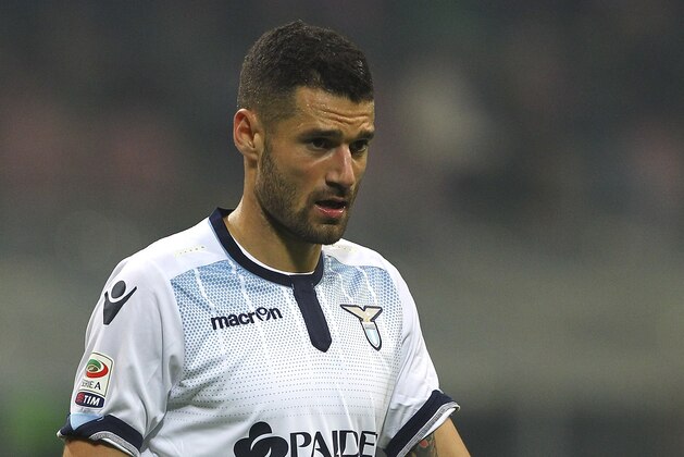 MILAN, ITALY - DECEMBER 20:  Antonio Candreva of SS Lazio looks on during the Serie A match between FC Internazionale Milano and SS Lazio at Stadio Giuseppe Meazza on December 20, 2015 in Milan, Italy.  (Photo by Marco Luzzani/Getty Images)