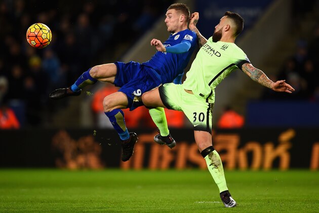LEICESTER, ENGLAND - DECEMBER 29:  Jamie Vardy of Leicester City shoots at goal under pressure from Nicolas Otamendi of manchester City during the Barclays Premier League match between Leicester City and Manchester City at The King Power Stadium on December 29, 2015 in Leicester, England.  (Photo by Laurence Griffiths/Getty Images)
