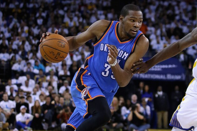 OAKLAND, CA - JANUARY 05:  Kevin Durant #35 of the Oklahoma City Thunder in action against the Golden State Warriors at ORACLE Arena on January 5, 2015 in Oakland, California.  NOTE TO USER: User expressly acknowledges and agrees that, by downloading and or using this photograph, User is consenting to the terms and conditions of the Getty Images License Agreement.  (Photo by Ezra Shaw/Getty Images)
