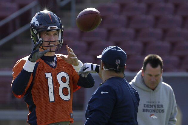 El quarterback de los Broncos, Peyton Manning, participa en un entrenamiento el jueves, 4 de febrero de 2016, en Stanford, California, antes del Super Bowl. (AP Photo/Jeff Chiu)