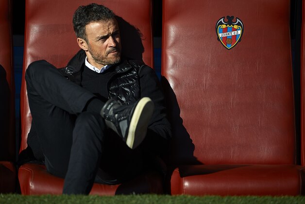 VALENCIA, SPAIN - FEBRUARY 07:  FC Barcelona manager Luis Enrique looks on prior to the La Liga match between Levante UD and FC Barcelona at Ciutat de Valencia on February 07, 2016 in Valencia, Spain.  (Photo by Manuel Queimadelos Alonso/Getty Images)