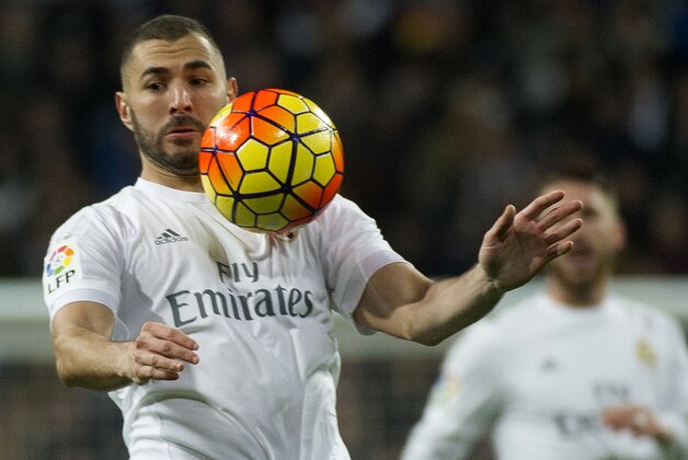Real Madrid's French forward Karim Benzema controls the ball during the Spanish league football match Real Madrid CF vs RCD Espanyol at the Santiago Bernabeu stadium in Madrid on January 31, 2016.   AFP PHOTO / CURTO DE LA TORRE / AFP / CURTO DE LA TORRE        (Photo credit should read CURTO DE LA TORRE/AFP/Getty Images)