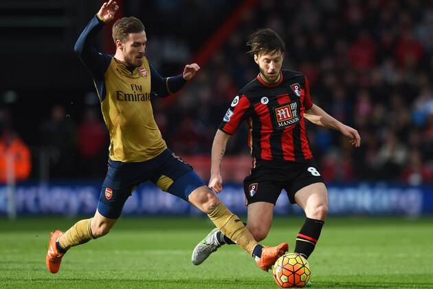 BOURNEMOUTH, ENGLAND - FEBRUARY 07:  Harry Arter of Bournemouth is challenged by Aaron Ramsey of Arsenal during the Barclays Premier League match between A.F.C. Bournemouth and Arsenal at the Vitality Stadium on February 7, 2016 in Bournemouth, England.  (Photo by Michael Regan/Getty Images)