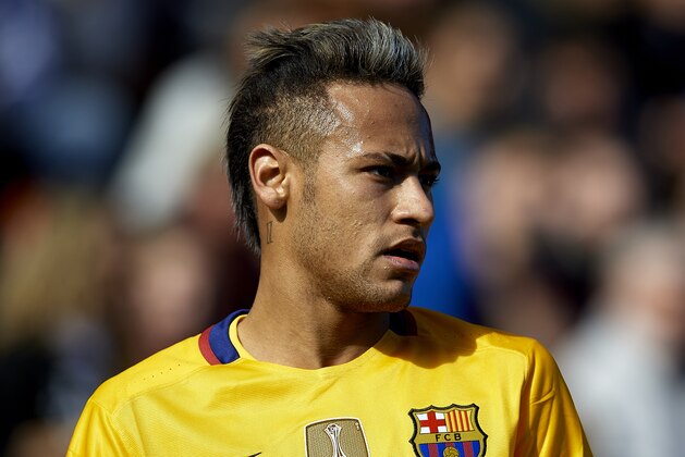 VALENCIA, SPAIN - FEBRUARY 07:  Neymar JR of Barcelona looks on during the La Liga match between Levante UD and FC Barcelona at Ciutat de Valencia on February 07, 2016 in Valencia, Spain.  (Photo by Manuel Queimadelos Alonso/Getty Images)